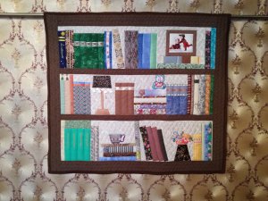 Лоскутное панно. Книжная полка.