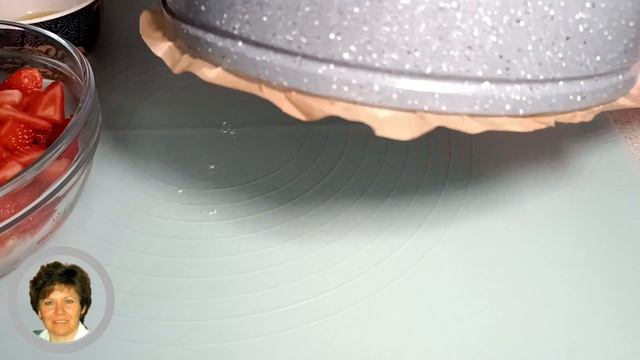 ? Клубничный пирог на сметане - простой летний пирог с клубникой | Cake with berries смотреть онлайн