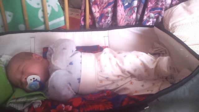 Ванечка выплевывает соску