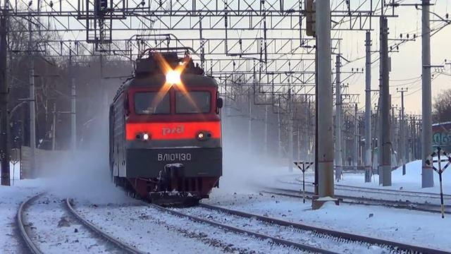 Супер приветливый машинист ВЛ10У-130 с грузовым поездом:-) смотреть онлайн