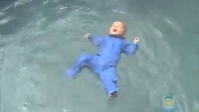 Годовалый малыш умеет плавать смотреть онлайн