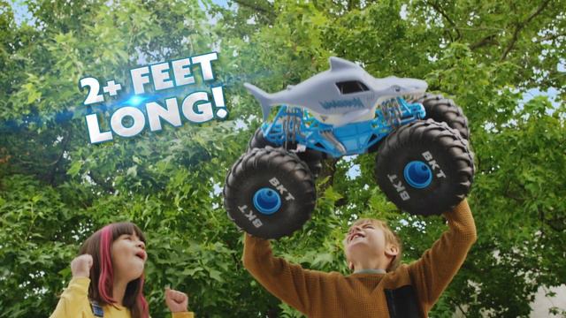 Monster Jam RC Mega Megalodon and Mega Grave Digger смотреть онлайн