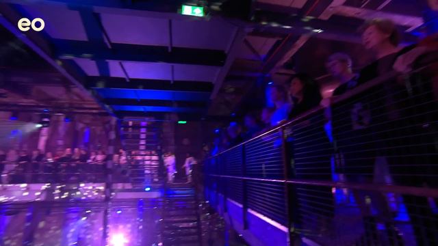 700 people singing John Lennon · Happy Xmas (War is Over) · Popup Choir смотреть онлайн