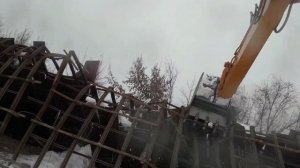 Демонтаж ангара экскаватором (обрушился из за снега)