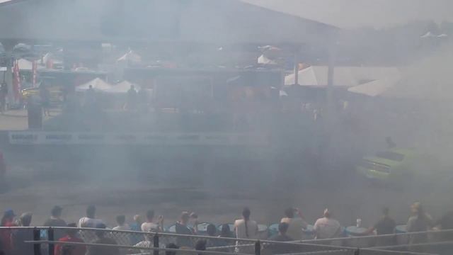 EPIC Dodge Challenger SRT HellCat Burnout смотреть онлайн