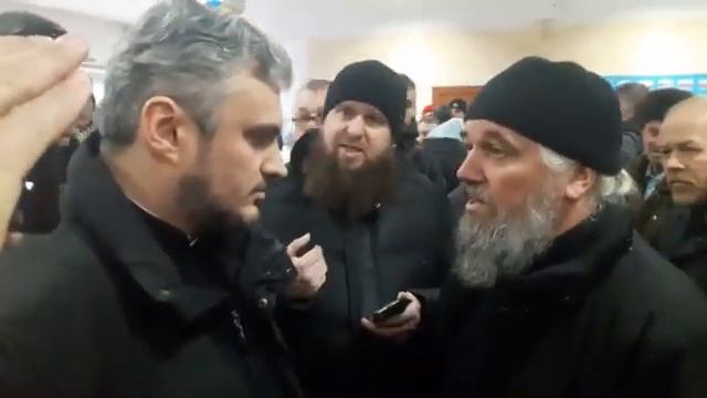 Виннцкие священники подловили перебежавшего в СЦУ пресс-секретаря епархии смотреть онлайн