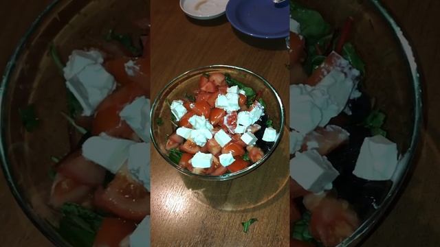 Салат из рукколы с оливками и сыром. смотреть онлайн