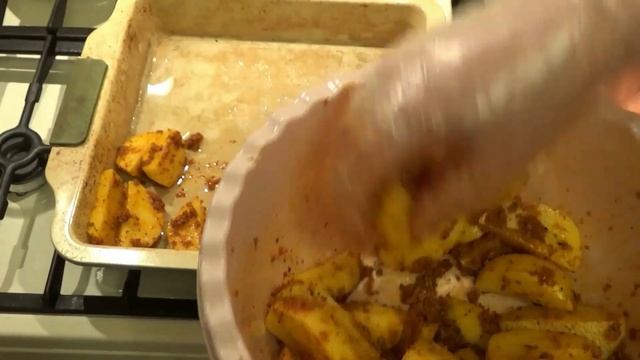 Картошечка в духовке со специями и панировочными сухарями с паприкой смотреть онлайн