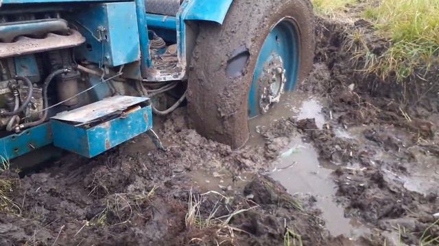 Трактор Т-40 на болоте Трактор Т-25 Трактор Т-40 ему помогает смотреть онлайн