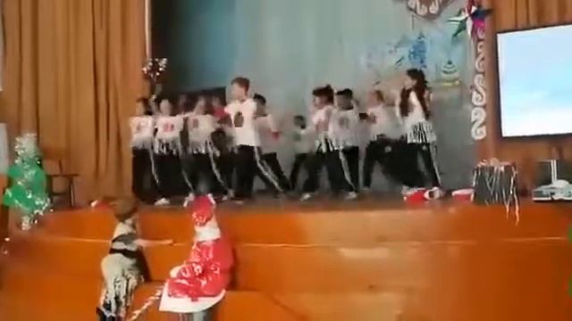 Танец крутых парней и девченка смотреть онлайн