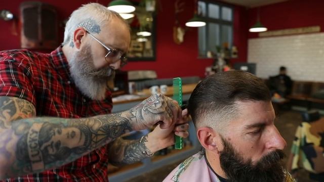 Master Barber Overhauls a Haircut & Shapes a Beard смотреть онлайн