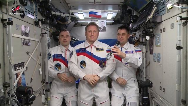 Космонавты с борта МКС передают поздравления с Днём Государственного флага Российской Федерации! смотреть онлайн