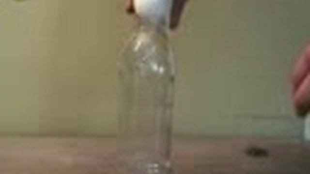 прикол как засунуть яйцо в бутылку.3gp смотреть онлайн