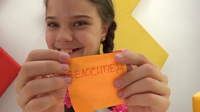 Челлендж в наушниках - Повтори слово. Игры для девочек с Барби. смотреть онлайн