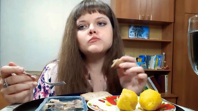Мукбанг - Селедка и Скумбрия?/Наконец-то Выходной? смотреть онлайн
