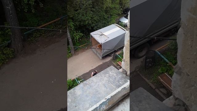 Из одной квартиры моего подъезда моего дома выносят разломанную мебель.