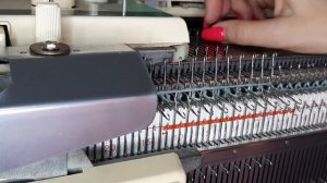 Частичное вязание на жемчужной резинке. Машинное вязание