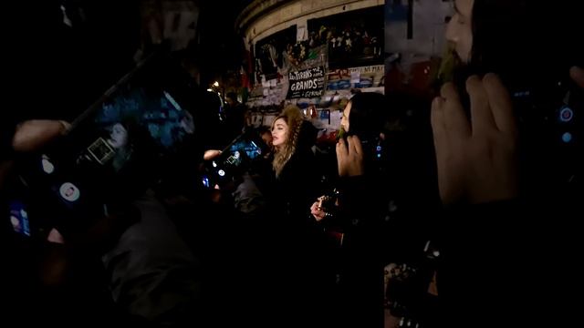 Madonna à Republique like a prayer acoustic смотреть онлайн