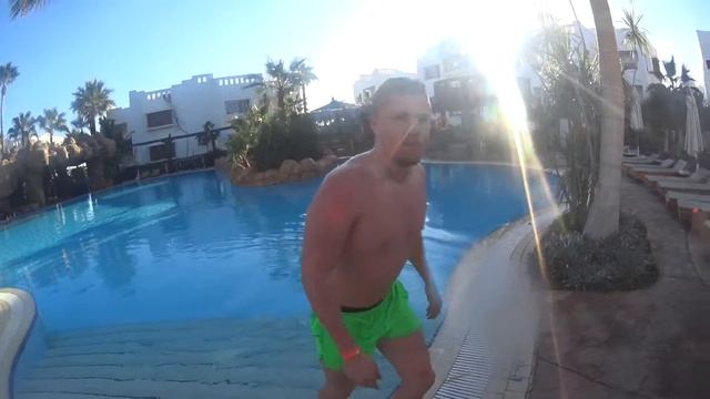 выхожу из бассейна крутой смотреть онлайн