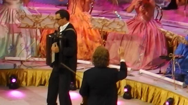 André Rieu en Bogota, Movistar Arena parte 12 - Tango Ole guapa - Accordion: Leon Van Wijk смотреть онлайн