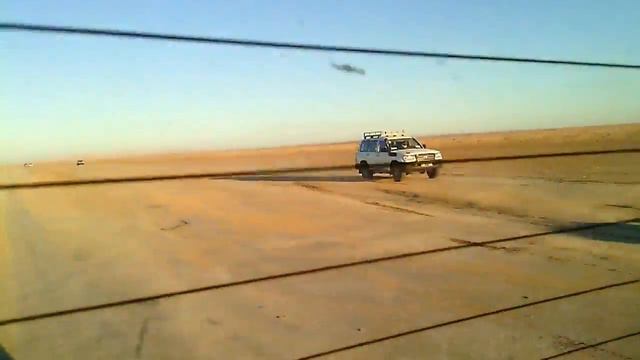 На джипах по пустыне сахара. På jeeps i ørkenen af sukker. On jeeps enkangala ushukela смотреть онлайн