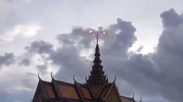 Атмосферное электричество на верхушке храма. смотреть онлайн