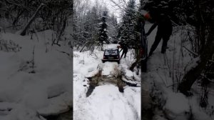 Нива застряла передний мост в итоге перестал грести