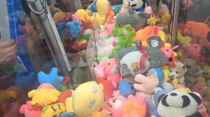 Играю в автомат с игрушками. Потратил очень много попыток.