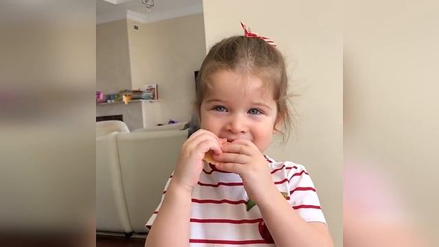 Теона рассказывает сказку собственного сочинения и так каждое утро смотреть онлайн