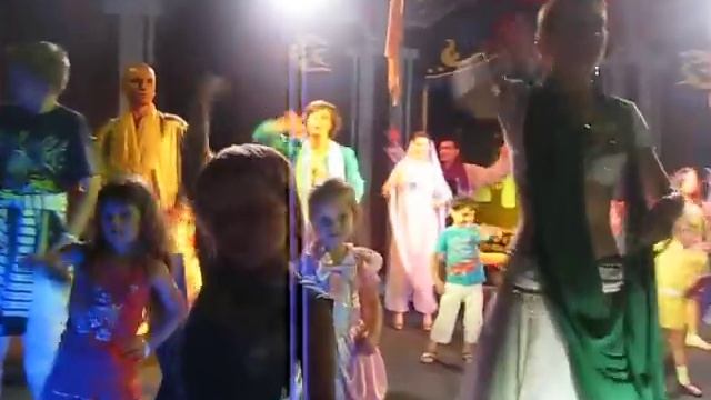 Клубный танец Pirates Beach Club Кемер, июнь 2010 (танцуют дети)