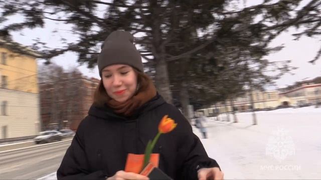 Сотрудники МЧС России поздравили девушек с наступающим праздником смотреть онлайн