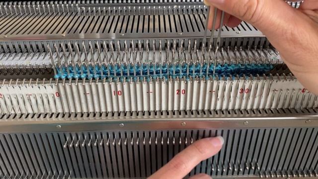 Носки по кругу на двухфонтурной вязальной машине.