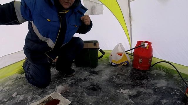 Сход крупного леща. Открытие сезона твердой воды. Залив Угольный. смотреть онлайн