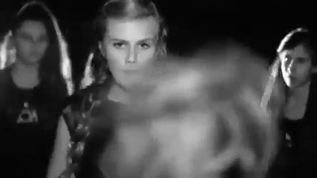 Девушка поёт песню Цоя " Кукушка " смотреть онлайн