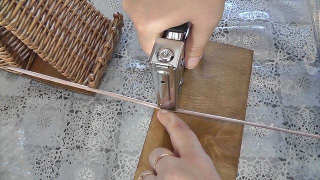 Двойные стойки на фанерном донышке. Плетение из газетных трубочек смотреть онлайн