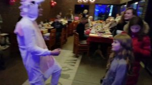 А эти все танцуют и поют!!!