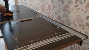 Крепление погружной пилы в стол.