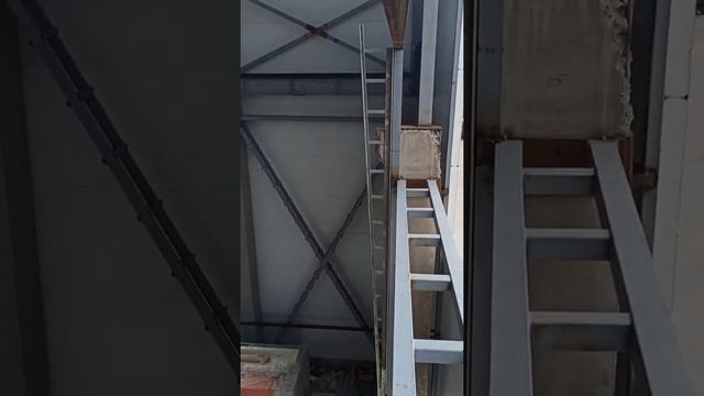 Установка промышленных секционных ворот, вертикальный 500х600 смотреть онлайн