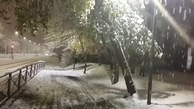 ФРАНЦИЯ - ПЕРВЫЙ СНЕГ!!! деревья согнулись, я хожу по снегу босиком смотреть онлайн