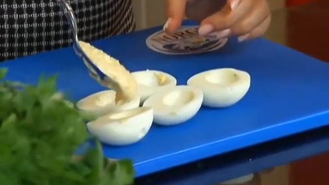 Фаршированные яйца с семгой смотреть онлайн