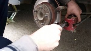 Замена задних колодок HONDA ACCORD CL7 без специального приспособления для вдавливания поршня