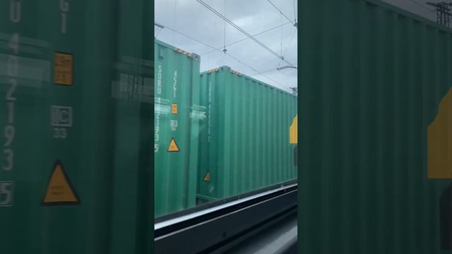 ‘’Валюта’’ 2ЭС6-457 с контейнерным поездом следует через станцию Ревда