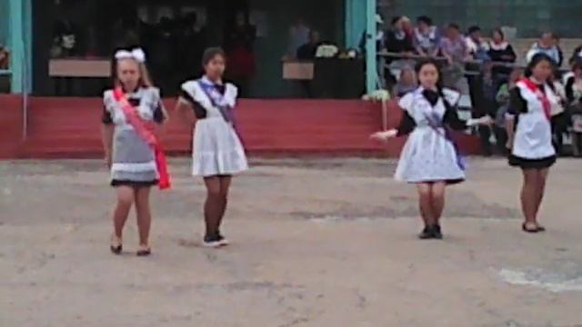 Последний звонок!!! Наши выпускницы - 11, 9 классов танцуют!!))) смотреть онлайн