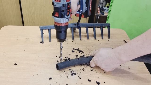 Почему я Раньше до этого не додумался, самоделка из шланга и грабелей за 4 минуты