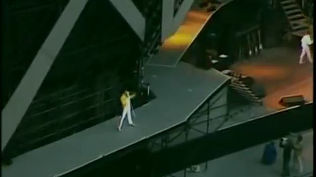 Queen One Vision (John Deacon cameras) Wembley 1986 смотреть онлайн