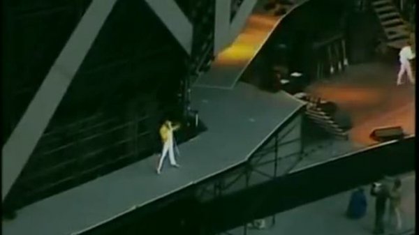 Queen One Vision (John Deacon cameras) Wembley 1986