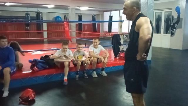Отработка силы удара с кувалдой. Жесткость удара для бойцов. Выносливость. Работа всех мышц смотреть онлайн