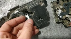 Замок задней двери LADA Калина,Гранта,разбор,контакты концевика и двигателя.