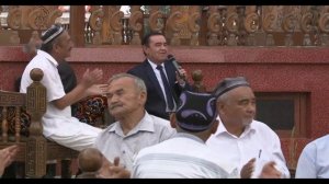 Абдулхай Каримов Оталар чойхонасида. Оркамда колгин кампирим