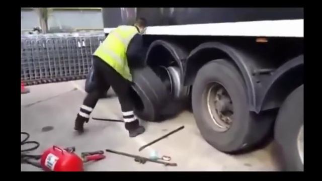Как быстро поменять колесо на грузовике смотреть онлайн